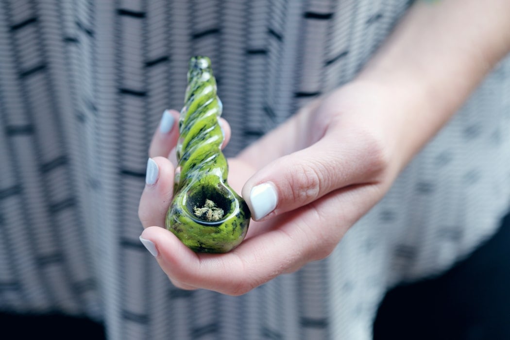 How to clean glass smoking pipes or bowls