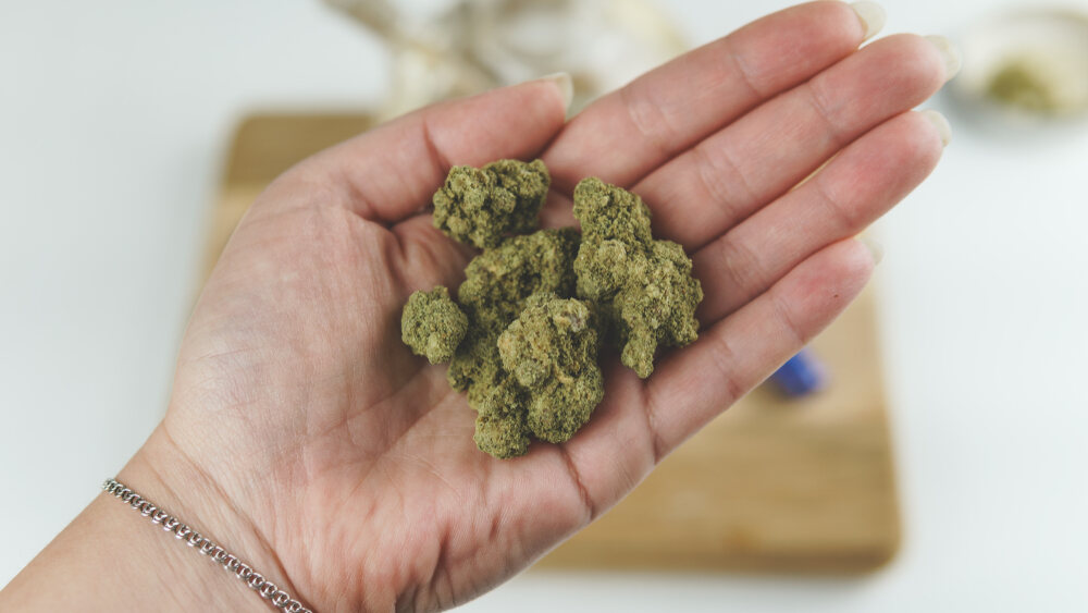 10 Easy ways to grind weed without a grinder?