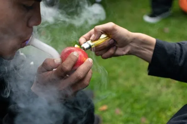 using an apple as an alternative to smoking with rolling papers