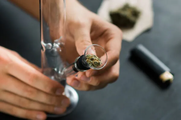 Weed in Bong (1)